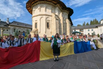 Mii de credincioși ortodocși au participat, la Mănăstirea Putna, la comemorarea a 522 de ani de la trecerea la cele veșnice a Sfântului Voievod Ștefan cel Mare Mii de credincioși ortodocși au participat, la Mănăstirea Putna, la comemorarea a 522 de ani de la trecerea la cele veșnice a Sfântului Voievod Ștefan cel Mare