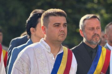 Gheorghe Șoldan, alături de mii de credincioși la sărbătoarea Sfântului Voievod Ștefan cel Mare de la Putna: „Avem datoria să-i ducem mai departe moștenirea uriașă” Gheorghe Șoldan, alături de mii de credincioși la sărbătoarea Sfântului Voievod Ștefan cel Mare de la Putna: „Avem datoria să-i ducem mai departe moștenirea uriașă”