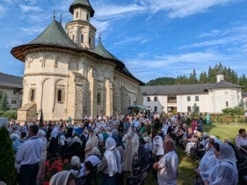 Mii de credincioși ortodocși au participat, la Mănăstirea Putna, la comemorarea a 522 de ani de la trecerea la cele veșnice a Sfântului Voievod Ștefan cel Mare