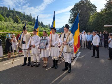 Mii de credincioși ortodocși au participat, la Mănăstirea Putna, la comemorarea a 522 de ani de la trecerea la cele veșnice a Sfântului Voievod Ștefan cel Mare