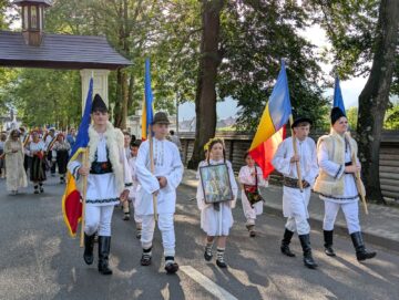 Mii de credincioși ortodocși au participat, la Mănăstirea Putna, la comemorarea a 522 de ani de la trecerea la cele veșnice a Sfântului Voievod Ștefan cel Mare