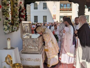 Mii de credincioși ortodocși au participat, la Mănăstirea Putna, la comemorarea a 522 de ani de la trecerea la cele veșnice a Sfântului Voievod Ștefan cel Mare