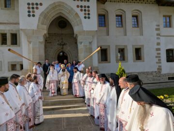 Mii de credincioși ortodocși au participat, la Mănăstirea Putna, la comemorarea a 522 de ani de la trecerea la cele veșnice a Sfântului Voievod Ștefan cel Mare