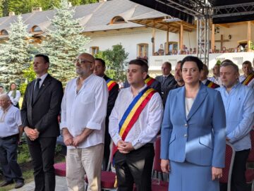 Mii de credincioși ortodocși au participat, la Mănăstirea Putna, la comemorarea a 522 de ani de la trecerea la cele veșnice a Sfântului Voievod Ștefan cel Mare