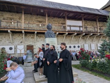 Mii de credincioși ortodocși au participat, la Mănăstirea Putna, la comemorarea a 522 de ani de la trecerea la cele veșnice a Sfântului Voievod Ștefan cel Mare