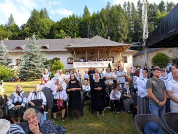 Mii de credincioși ortodocși au participat, la Mănăstirea Putna, la comemorarea a 522 de ani de la trecerea la cele veșnice a Sfântului Voievod Ștefan cel Mare
