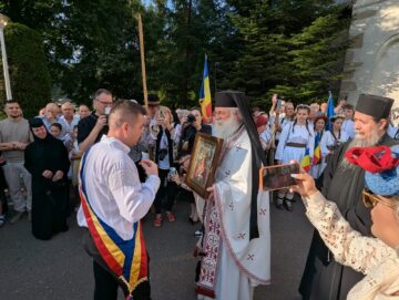 Mii de credincioși ortodocși au participat, la Mănăstirea Putna, la comemorarea a 522 de ani de la trecerea la cele veșnice a Sfântului Voievod Ștefan cel Mare