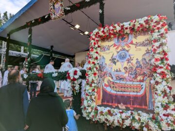 Mii de credincioși ortodocși au participat, la Mănăstirea Putna, la comemorarea a 522 de ani de la trecerea la cele veșnice a Sfântului Voievod Ștefan cel Mare