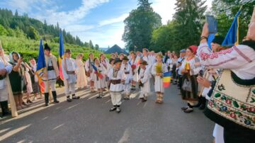 Mii de credincioși ortodocși au participat, la Mănăstirea Putna, la comemorarea a 522 de ani de la trecerea la cele veșnice a Sfântului Voievod Ștefan cel Mare