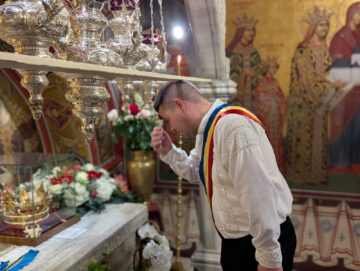 Mii de credincioși ortodocși au participat, la Mănăstirea Putna, la comemorarea a 522 de ani de la trecerea la cele veșnice a Sfântului Voievod Ștefan cel Mare