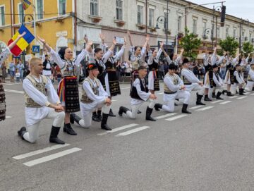 Frumusețea portului popular din România, Portugalia, Serbia, Turcia, Grecia, Ucraina, Moldova și Polonia a strălucit la Rădăuți, în deschiderea Festivalului „Arcanul”