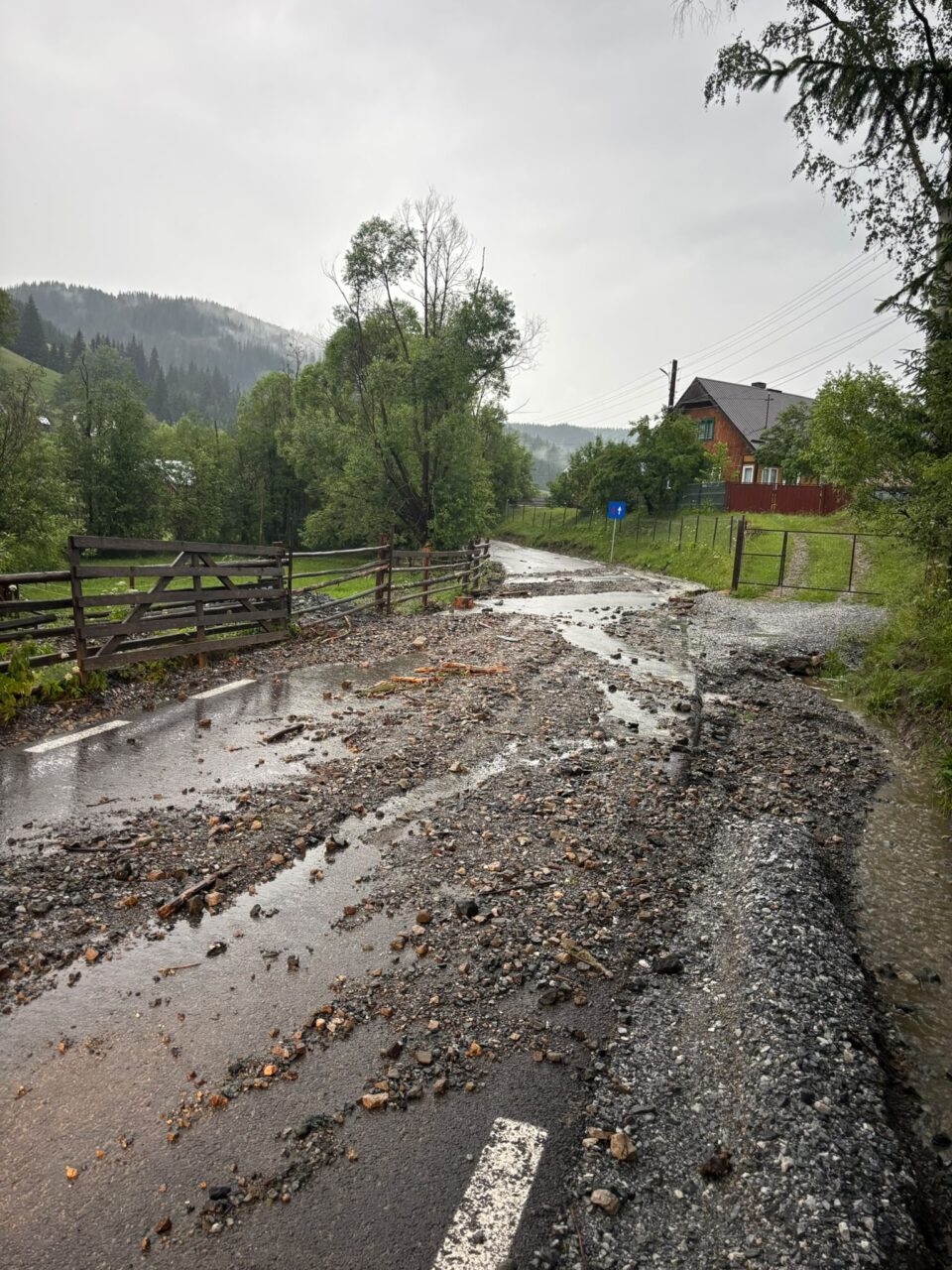 Inundații în comunele Cârlibaba și Breaza, în urma ploilor torențiale de joi seara