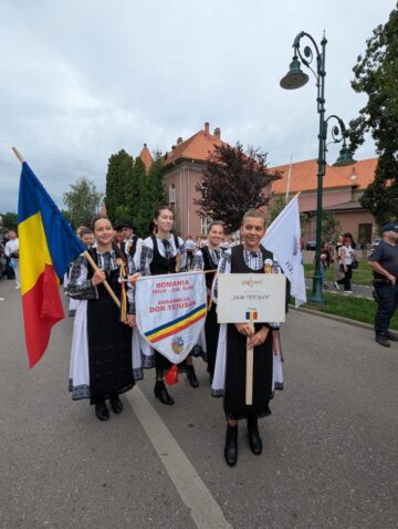 Frumusețea portului popular din România, Portugalia, Serbia, Turcia, Grecia, Ucraina, Moldova și Polonia a strălucit la Rădăuți, în deschiderea Festivalului „Arcanul”