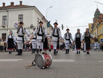 Frumusețea portului popular din România, Portugalia, Serbia, Turcia, Grecia, Ucraina, Moldova și Polonia a strălucit la Rădăuți, în deschiderea Festivalului „Arcanul”