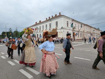 Frumusețea portului popular din România, Portugalia, Serbia, Turcia, Grecia, Ucraina, Moldova și Polonia a strălucit la Rădăuți, în deschiderea Festivalului „Arcanul”