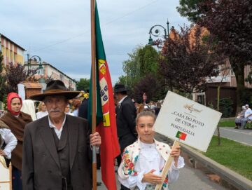 Frumusețea portului popular din România, Portugalia, Serbia, Turcia, Grecia, Ucraina, Moldova și Polonia a strălucit la Rădăuți, în deschiderea Festivalului „Arcanul”