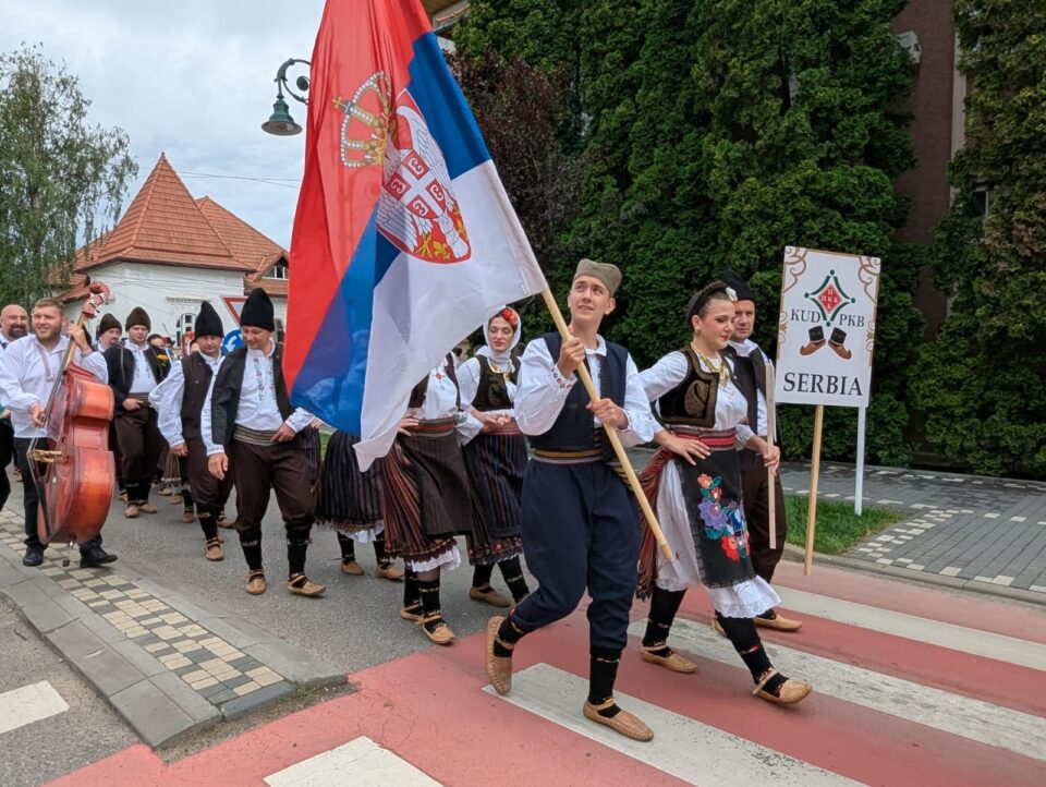 Frumusețea portului popular din România, Portugalia, Serbia, Turcia, Grecia, Ucraina, Moldova și Polonia a strălucit la Rădăuți, în deschiderea Festivalului „Arcanul”