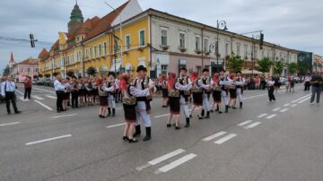 Frumusețea portului popular din România, Portugalia, Serbia, Turcia, Grecia, Ucraina, Moldova și Polonia a strălucit la Rădăuți, în deschiderea Festivalului „Arcanul”