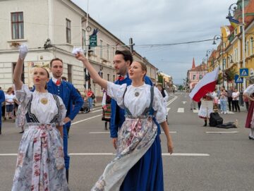 Frumusețea portului popular din România, Portugalia, Serbia, Turcia, Grecia, Ucraina, Moldova și Polonia a strălucit la Rădăuți, în deschiderea Festivalului „Arcanul”