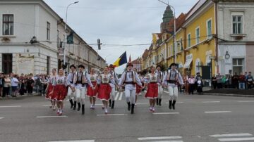 Frumusețea portului popular din România, Portugalia, Serbia, Turcia, Grecia, Ucraina, Moldova și Polonia a strălucit la Rădăuți, în deschiderea Festivalului „Arcanul”