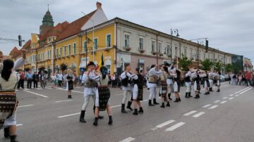 Frumusețea portului popular din România, Portugalia, Serbia, Turcia, Grecia, Ucraina, Moldova și Polonia a strălucit la Rădăuți, în deschiderea Festivalului „Arcanul”