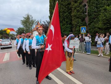 Frumusețea portului popular din România, Portugalia, Serbia, Turcia, Grecia, Ucraina, Moldova și Polonia a strălucit la Rădăuți, în deschiderea Festivalului „Arcanul”