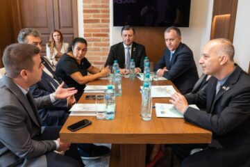 Mesaj al primarului din Lansing (USA) despre vizita la Suceava și București Mesaj al primarului din Lansing (USA) despre vizita la Suceava și București