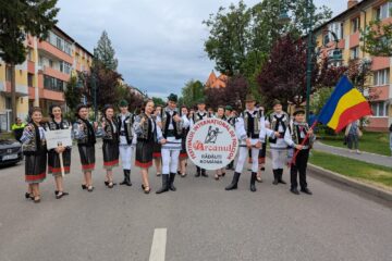 Frumusețea portului popular din România, Portugalia, Serbia, Turcia, Grecia, Ucraina, Moldova și Polonia a strălucit la Rădăuți, în deschiderea Festivalului „Arcanul”
