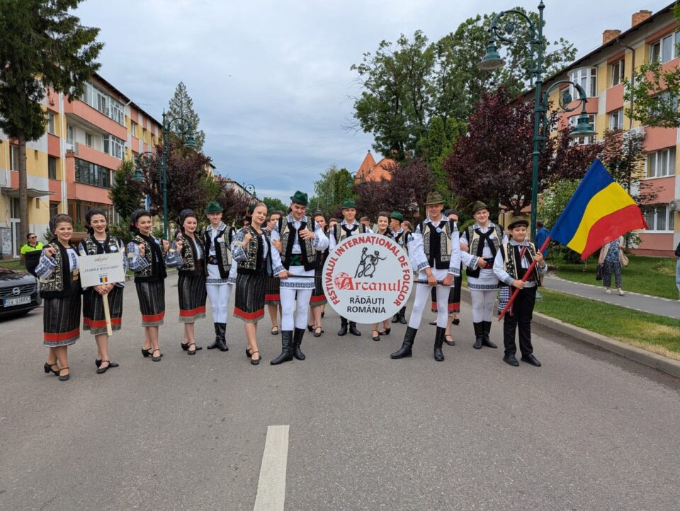 Frumusețea portului popular din România, Portugalia, Serbia, Turcia, Grecia, Ucraina, Moldova și Polonia a strălucit la Rădăuți, în deschiderea Festivalului „Arcanul”