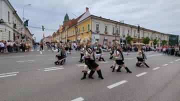 Frumusețea portului popular din România, Portugalia, Serbia, Turcia, Grecia, Ucraina, Moldova și Polonia a strălucit la Rădăuți, în deschiderea Festivalului „Arcanul”