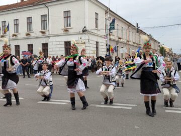 Frumusețea portului popular din România, Portugalia, Serbia, Turcia, Grecia, Ucraina, Moldova și Polonia a strălucit la Rădăuți, în deschiderea Festivalului „Arcanul”