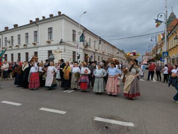 Frumusețea portului popular din România, Portugalia, Serbia, Turcia, Grecia, Ucraina, Moldova și Polonia a strălucit la Rădăuți, în deschiderea Festivalului „Arcanul”