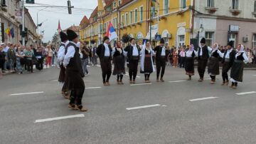 Frumusețea portului popular din România, Portugalia, Serbia, Turcia, Grecia, Ucraina, Moldova și Polonia a strălucit la Rădăuți, în deschiderea Festivalului „Arcanul”
