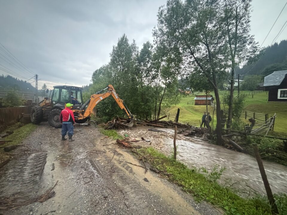 Inundații în comunele Cârlibaba și Breaza, în urma ploilor torențiale de joi seara