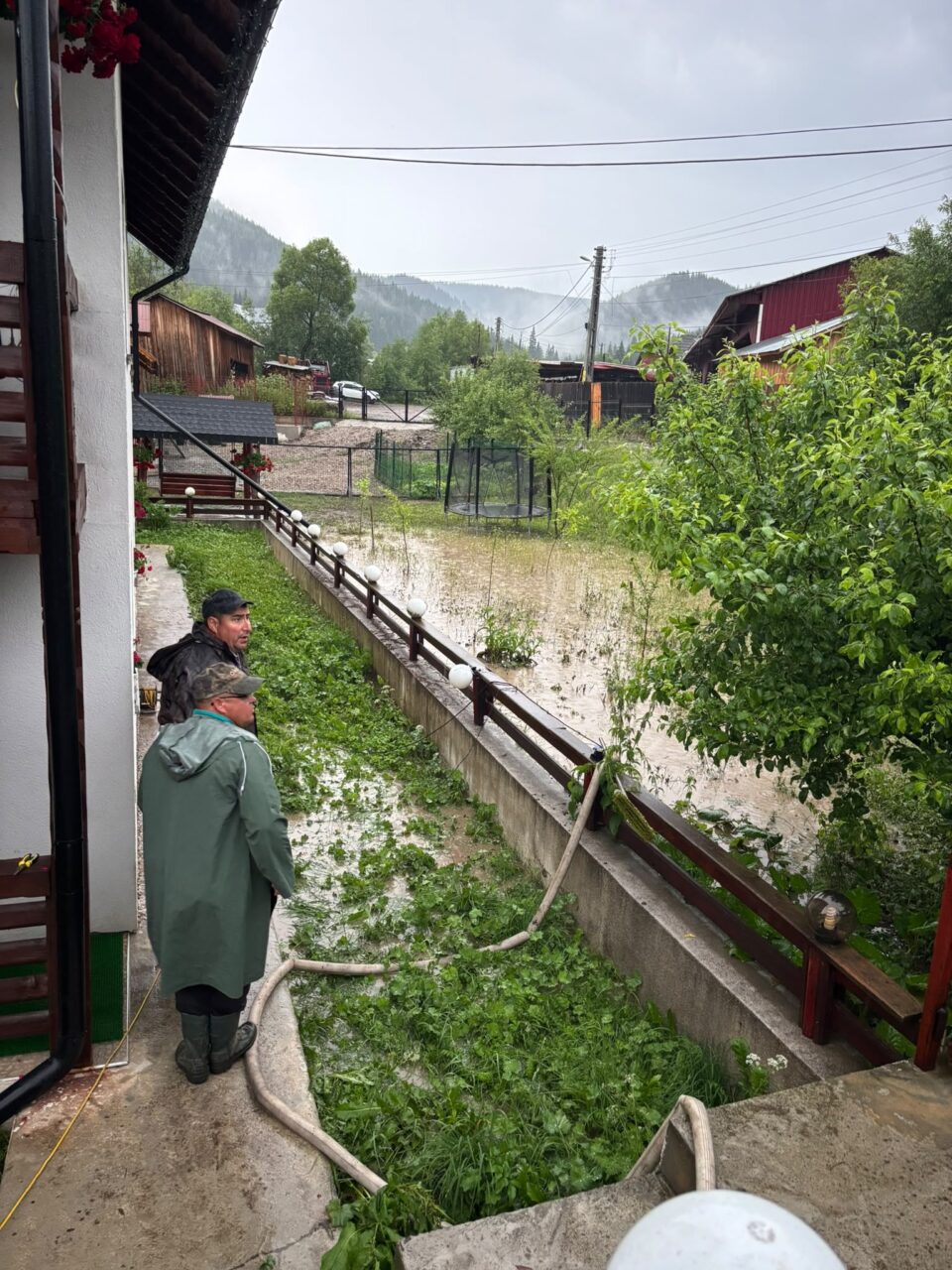 Inundații în comunele Cârlibaba și Breaza, în urma ploilor torențiale de joi seara