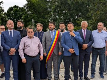 Frumusețea portului popular din România, Portugalia, Serbia, Turcia, Grecia, Ucraina, Moldova și Polonia a strălucit la Rădăuți, în deschiderea Festivalului „Arcanul”