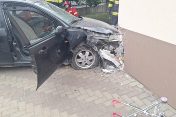 Polițiștii au indicii că vârstnicului mort după ce a intrat cu mașina în peretele unei case i s-a făcut rău la volan Polițiștii au indicii că vârstnicului mort după ce a intrat cu mașina în peretele unei case i s-a făcut rău la volan