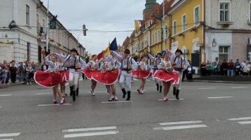 Frumusețea portului popular din România, Portugalia, Serbia, Turcia, Grecia, Ucraina, Moldova și Polonia a strălucit la Rădăuți, în deschiderea Festivalului „Arcanul”