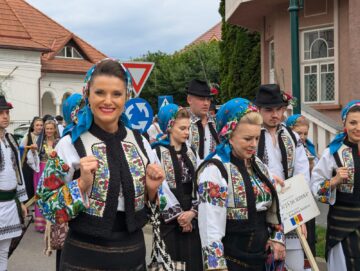 Frumusețea portului popular din România, Portugalia, Serbia, Turcia, Grecia, Ucraina, Moldova și Polonia a strălucit la Rădăuți, în deschiderea Festivalului „Arcanul”