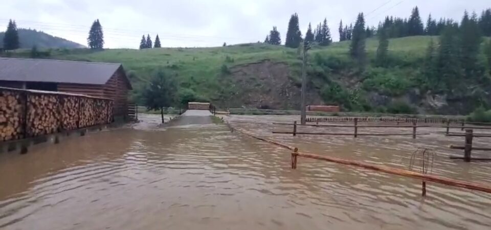 Inundații în comunele Cârlibaba și Breaza, în urma ploilor torențiale de joi seara