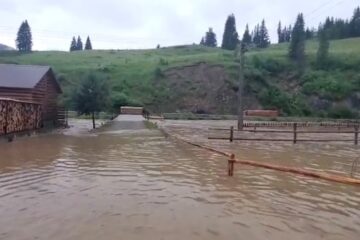 Inundații în comunele Cârlibaba și Breaza, în urma ploilor torențiale de joi seara Inundații în comunele Cârlibaba și Breaza, în urma ploilor torențiale de joi seara