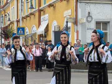 Frumusețea portului popular din România, Portugalia, Serbia, Turcia, Grecia, Ucraina, Moldova și Polonia a strălucit la Rădăuți, în deschiderea Festivalului „Arcanul”