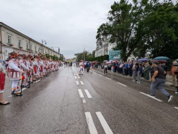 Frumusețea portului popular din România, Portugalia, Serbia, Turcia, Grecia, Ucraina, Moldova și Polonia a strălucit la Rădăuți, în deschiderea Festivalului „Arcanul”