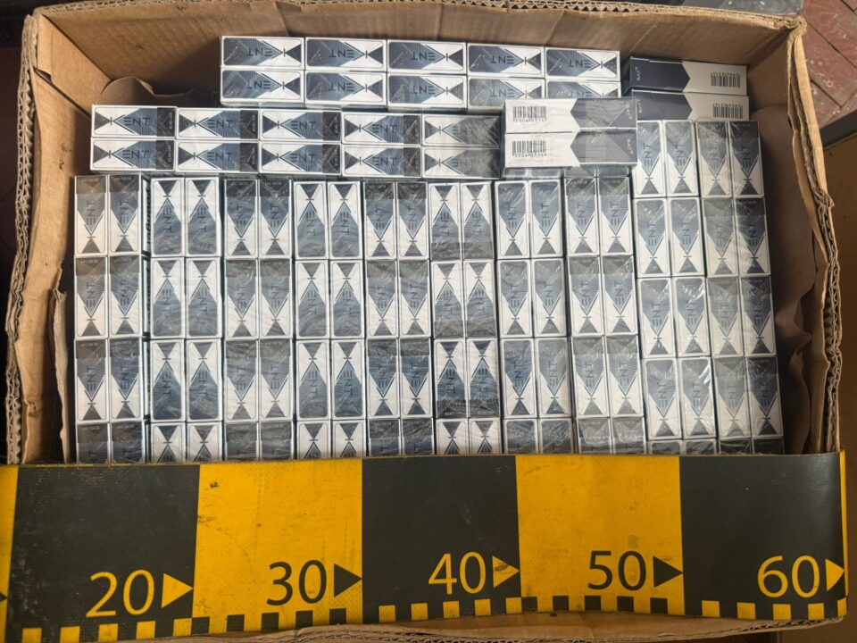 O mașină și 1.000 de pachete de țigări de contrabandă, confiscate de polițiști
