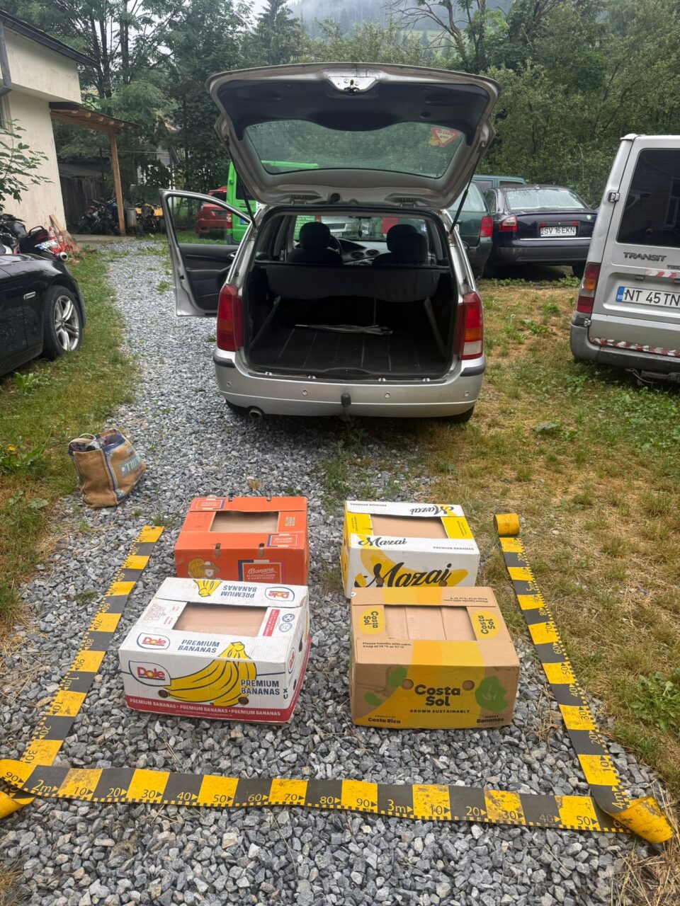 O mașină și 1.000 de pachete de țigări de contrabandă, confiscate de polițiști