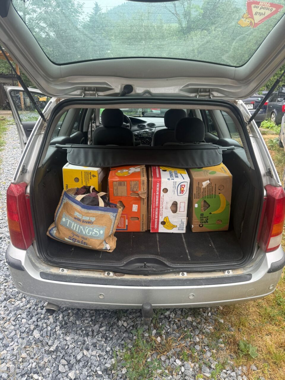 O mașină și 1.000 de pachete de țigări de contrabandă, confiscate de polițiști