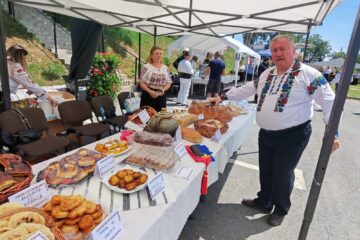 Zeci de produse gătite ca pe vremea bunicilor au făcut deliciul participanților la Festivalul Produselor Tradiționale din Cornu Luncii Zeci de produse gătite ca pe vremea bunicilor au făcut deliciul participanților la Festivalul Produselor Tradiționale din Cornu Luncii