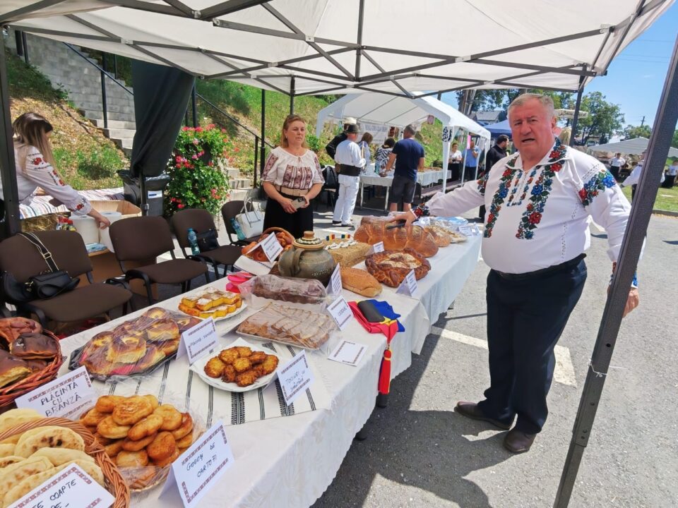 Zeci de produse gătite ca pe vremea bunicilor au făcut deliciul participanților la Festivalul Produselor Tradiționale din Cornu Luncii Zeci de produse gătite ca pe vremea bunicilor au făcut deliciul participanților la Festivalul Produselor Tradiționale din Cornu Luncii