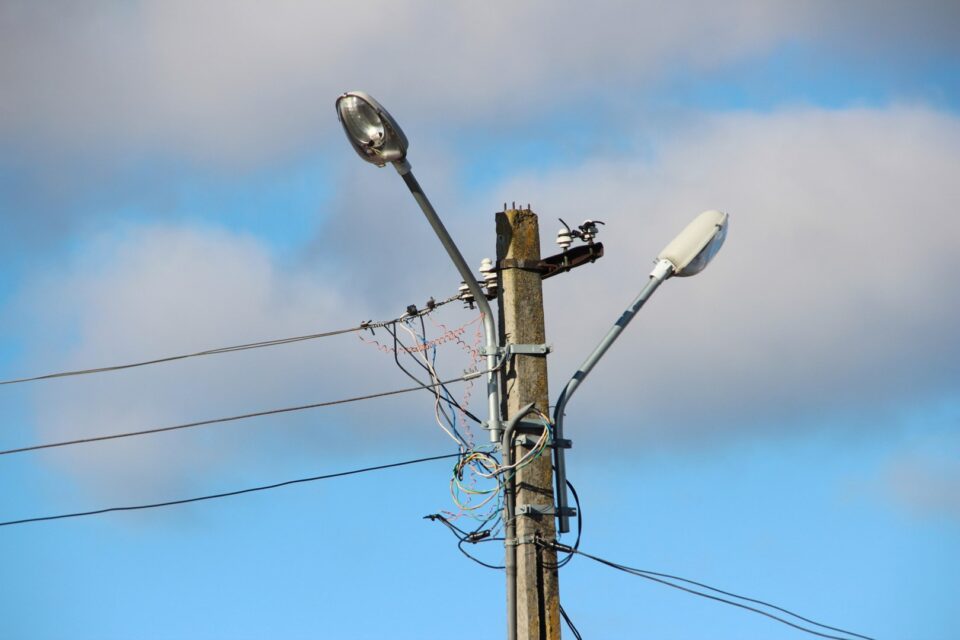 Un tânăr de 23 de ani a murit la Grămești după ce s-a electrocutat în timp ce încerca să schimbe un cablu pe un stâlp Un tânăr de 23 de ani a murit la Grămești după ce s-a electrocutat în timp ce încerca să schimbe un cablu pe un stâlp