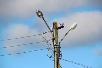 Un tânăr de 23 de ani a murit la Grămești după ce s-a electrocutat în timp ce încerca să schimbe un cablu pe un stâlp Un tânăr de 23 de ani a murit la Grămești după ce s-a electrocutat în timp ce încerca să schimbe un cablu pe un stâlp